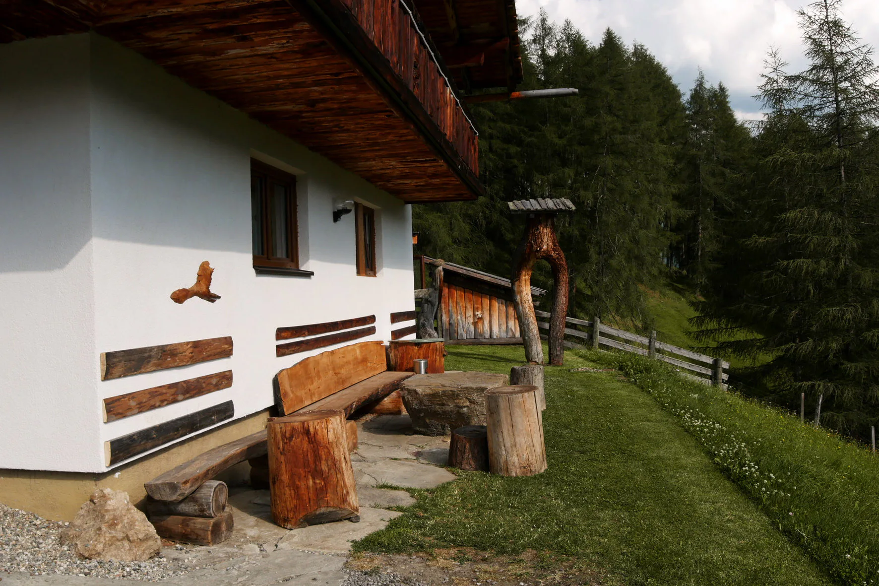 Sonniger Sitzplatz im Außenbereich des Ferienhauses Anderles-Alm