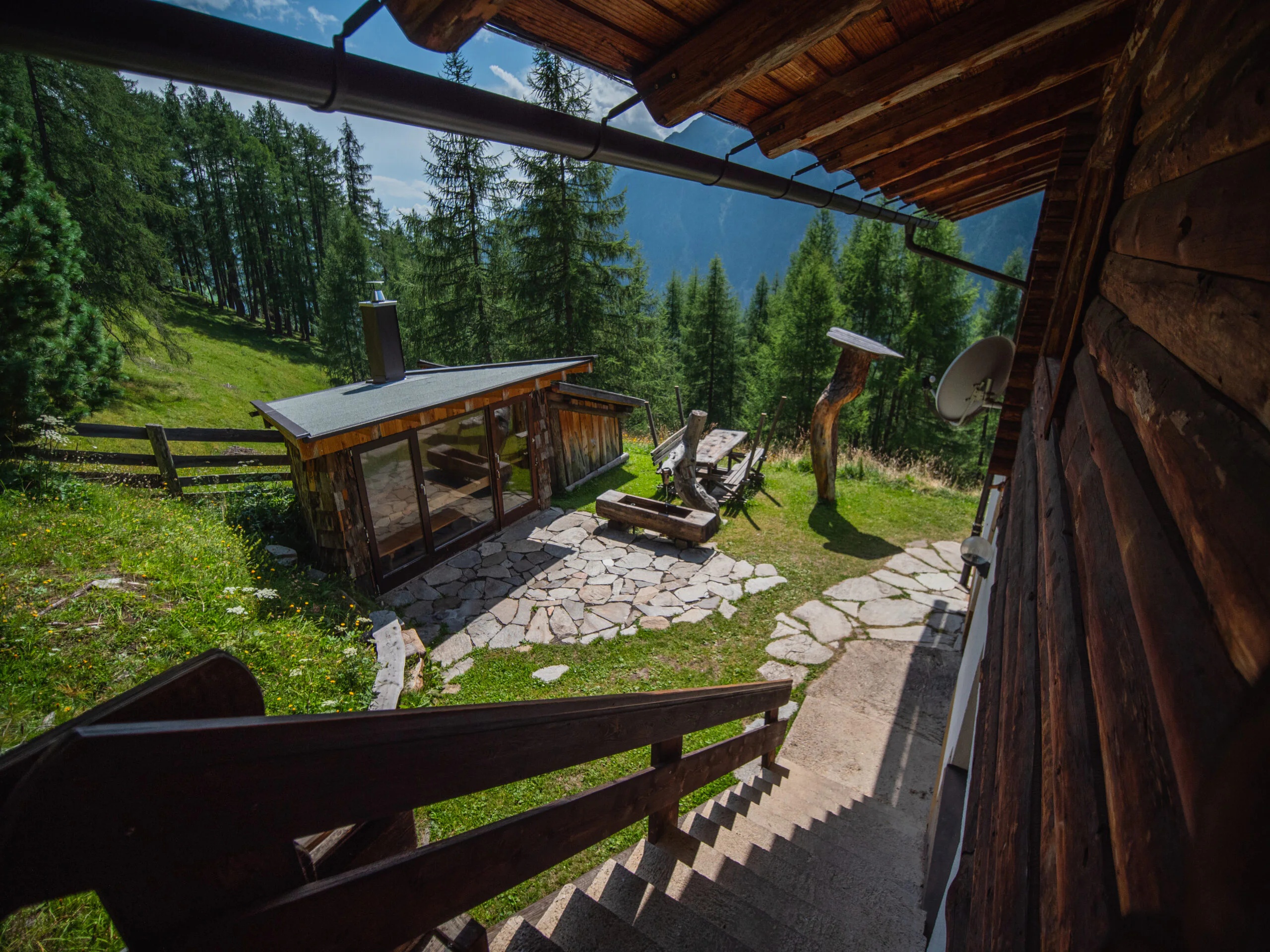 Außenanlage beim Ferienhaus Anderles-Alm im Sommer