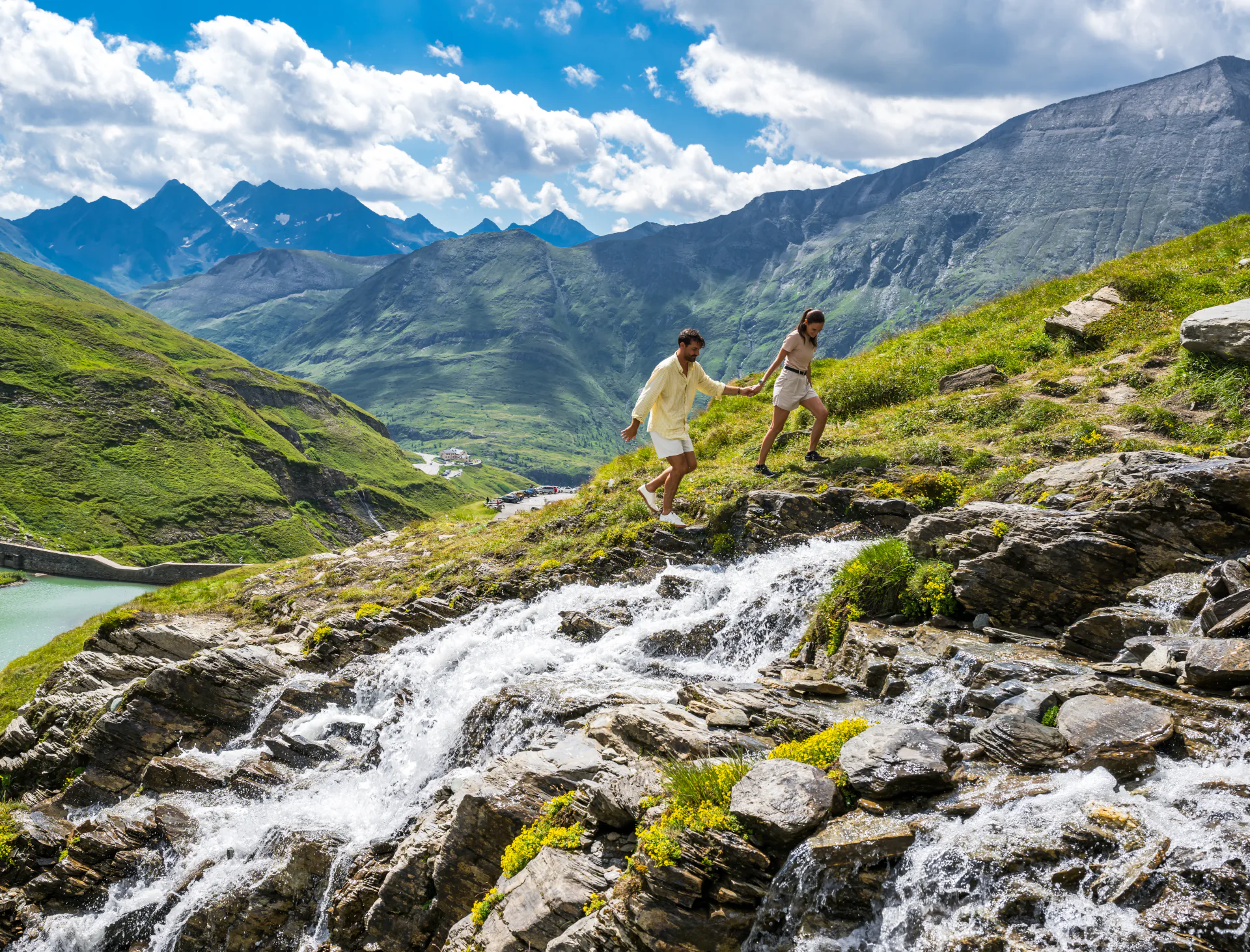 Wanderpaar an einem Gebirgsbach in den Hohen Tauern
