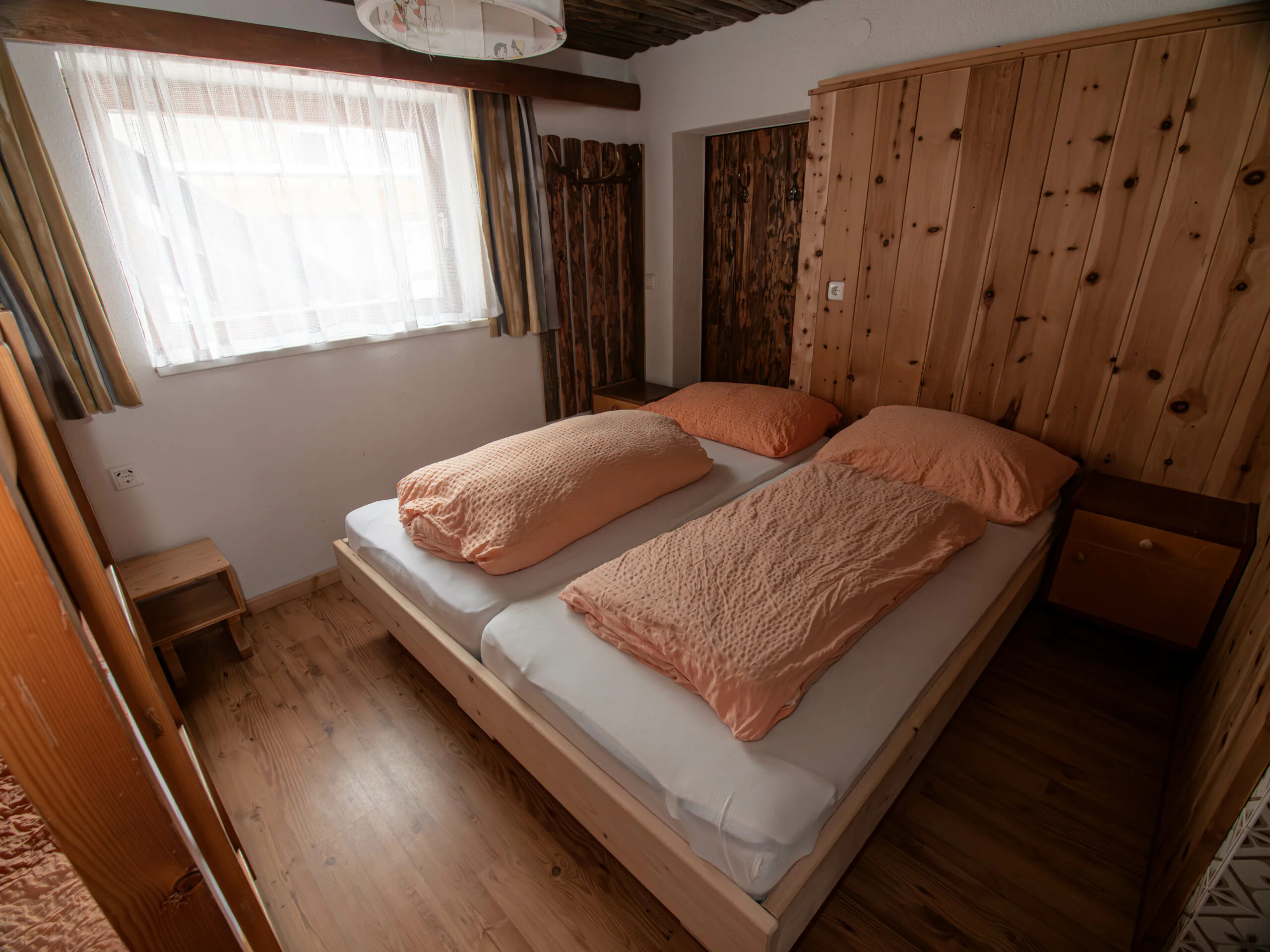 Doppelbett im Zimmer mit Doppelbett und Stockbett im Erdgeschoss