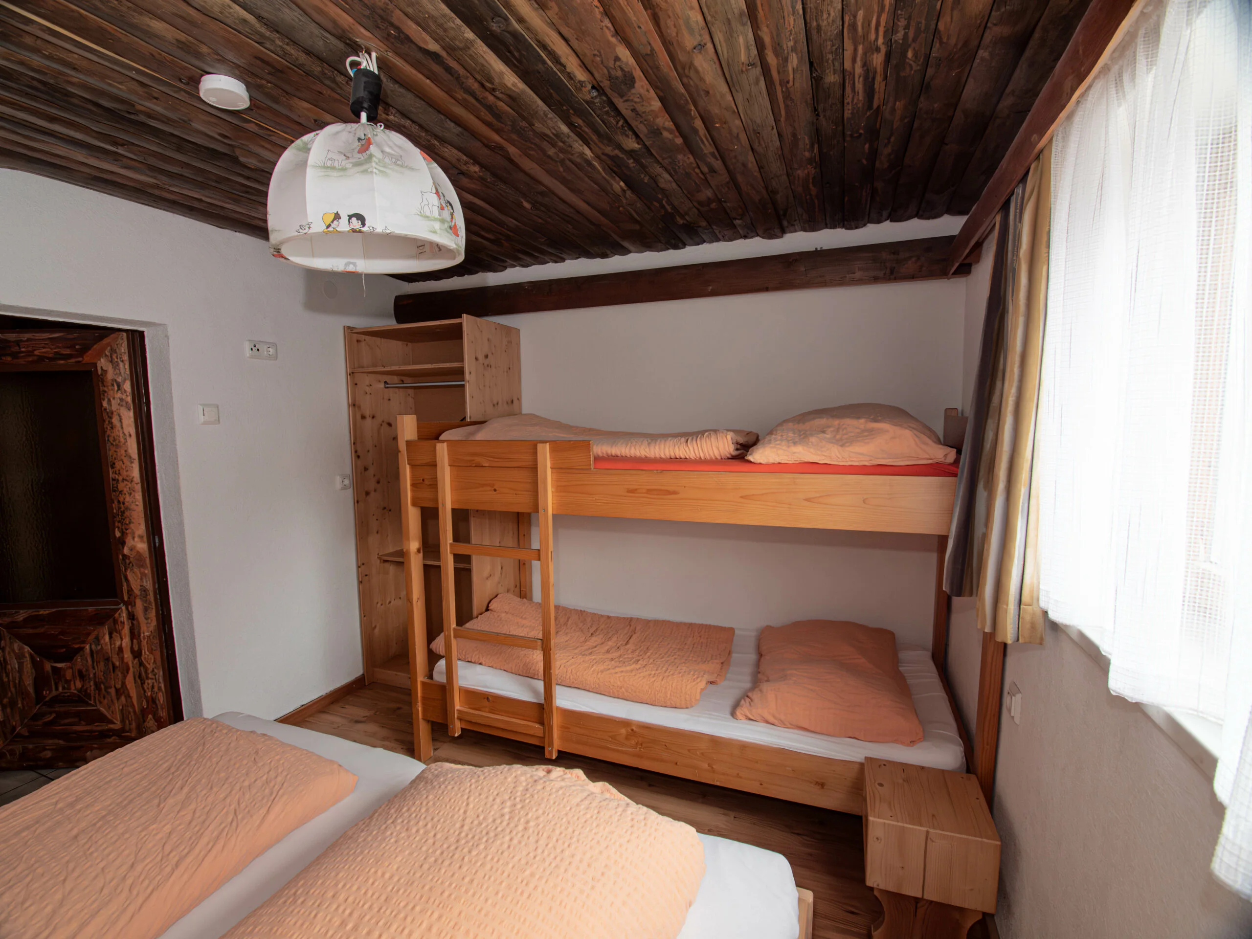 Stockbett im Zimmer mit Doppelbett und Stockbett im Erdgeschoss