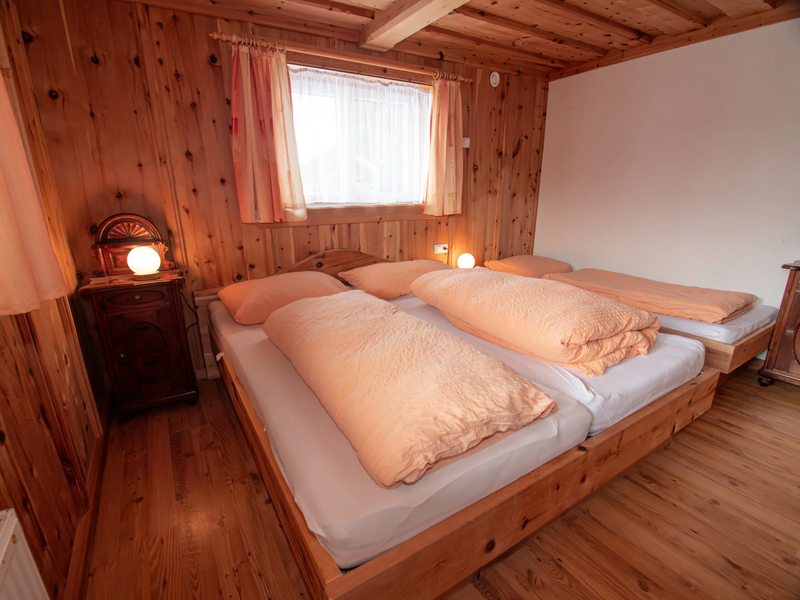 Zimmer mit Doppelbett und zwei Einzelbetten im Erdgeschoss