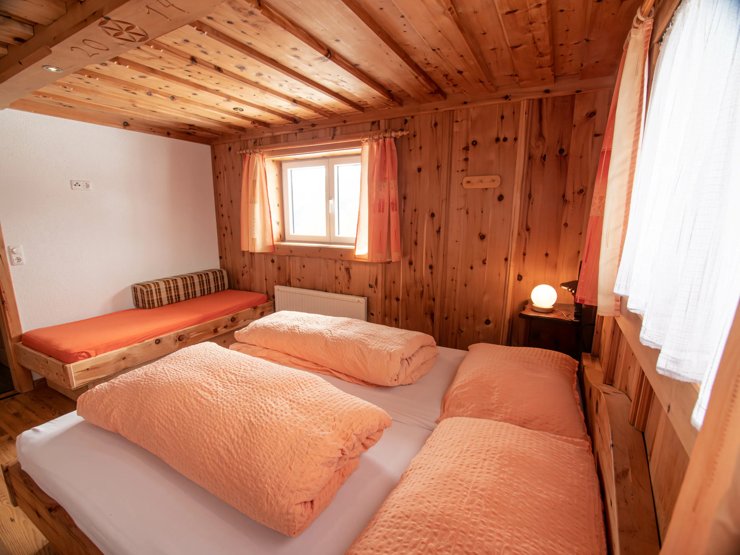 Zimmer mit Doppelbett und zwei Einzelbetten im Erdgeschoss