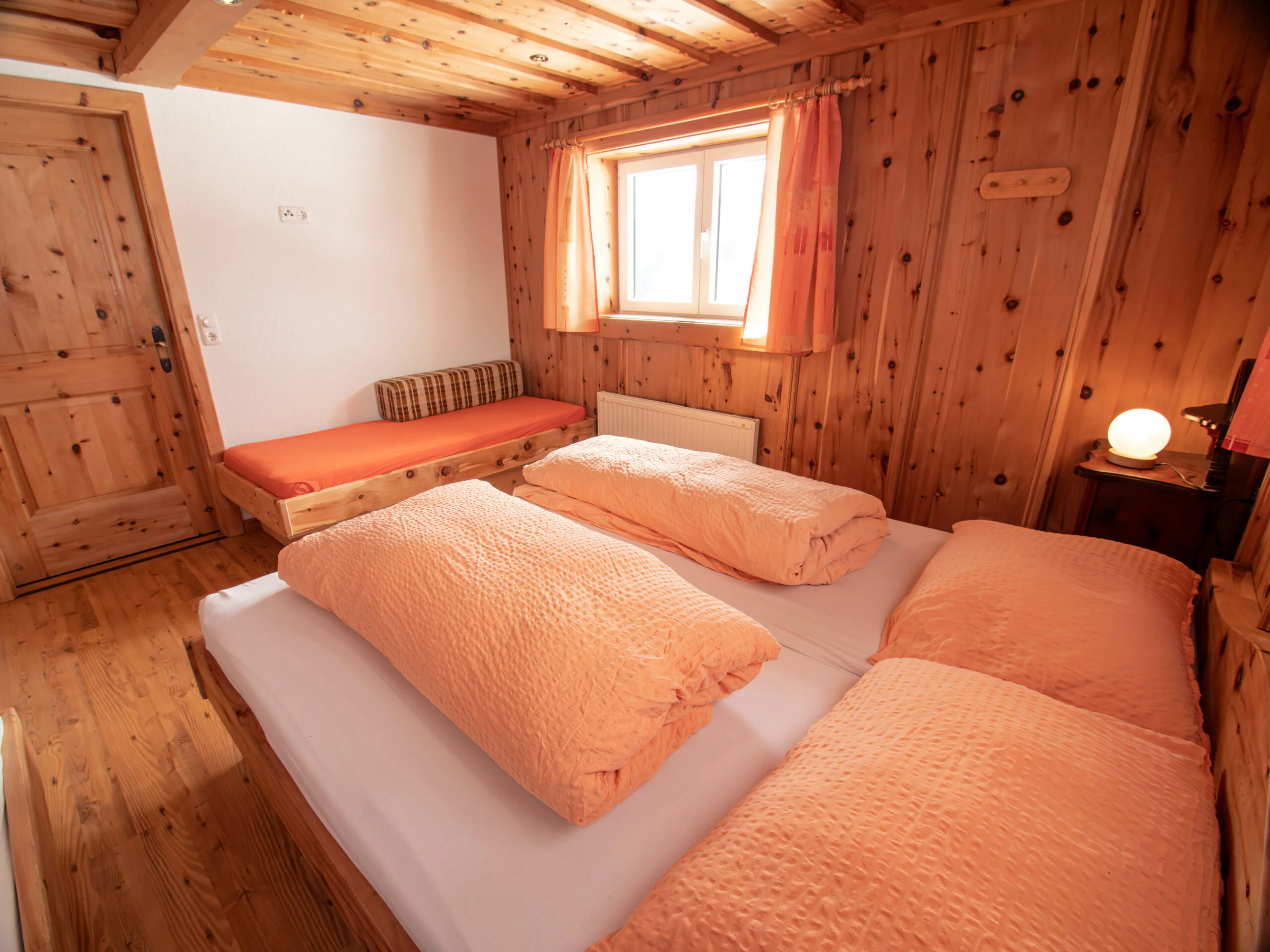 Zimmer mit Doppelbett und zwei Einzelbetten im Erdgeschoss