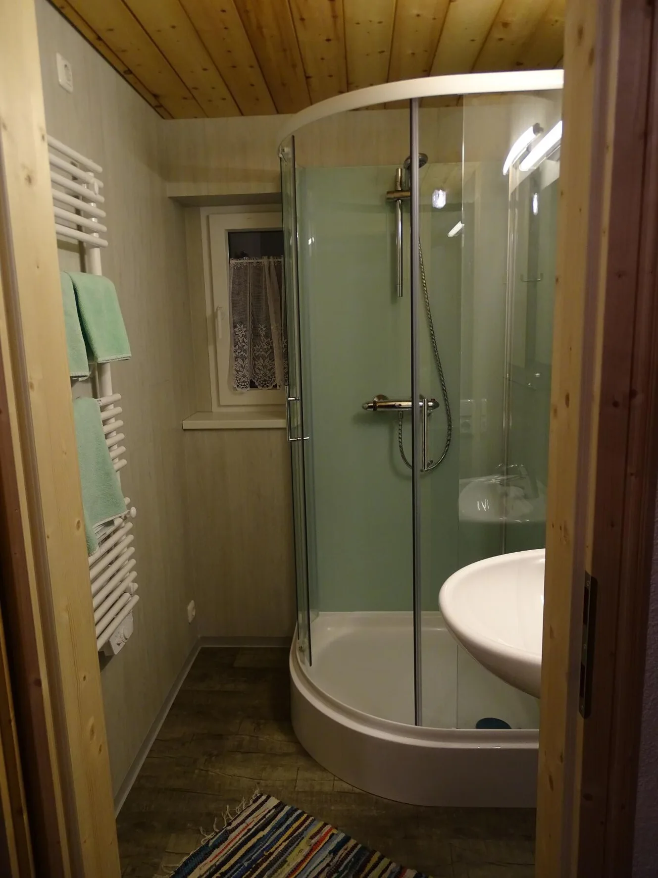 Badezimmer mit Dusche im Erdgeschoss
