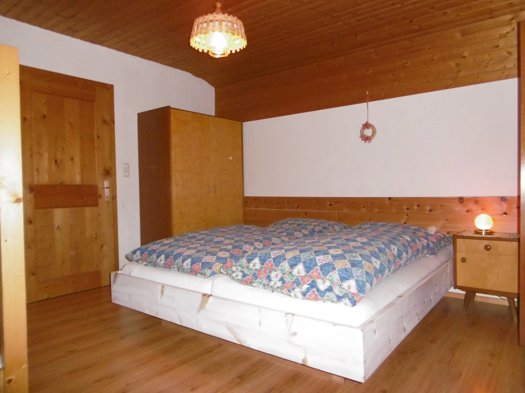 Schlafzimmer mit Doppelbett und Stockbett im Obergeschoss