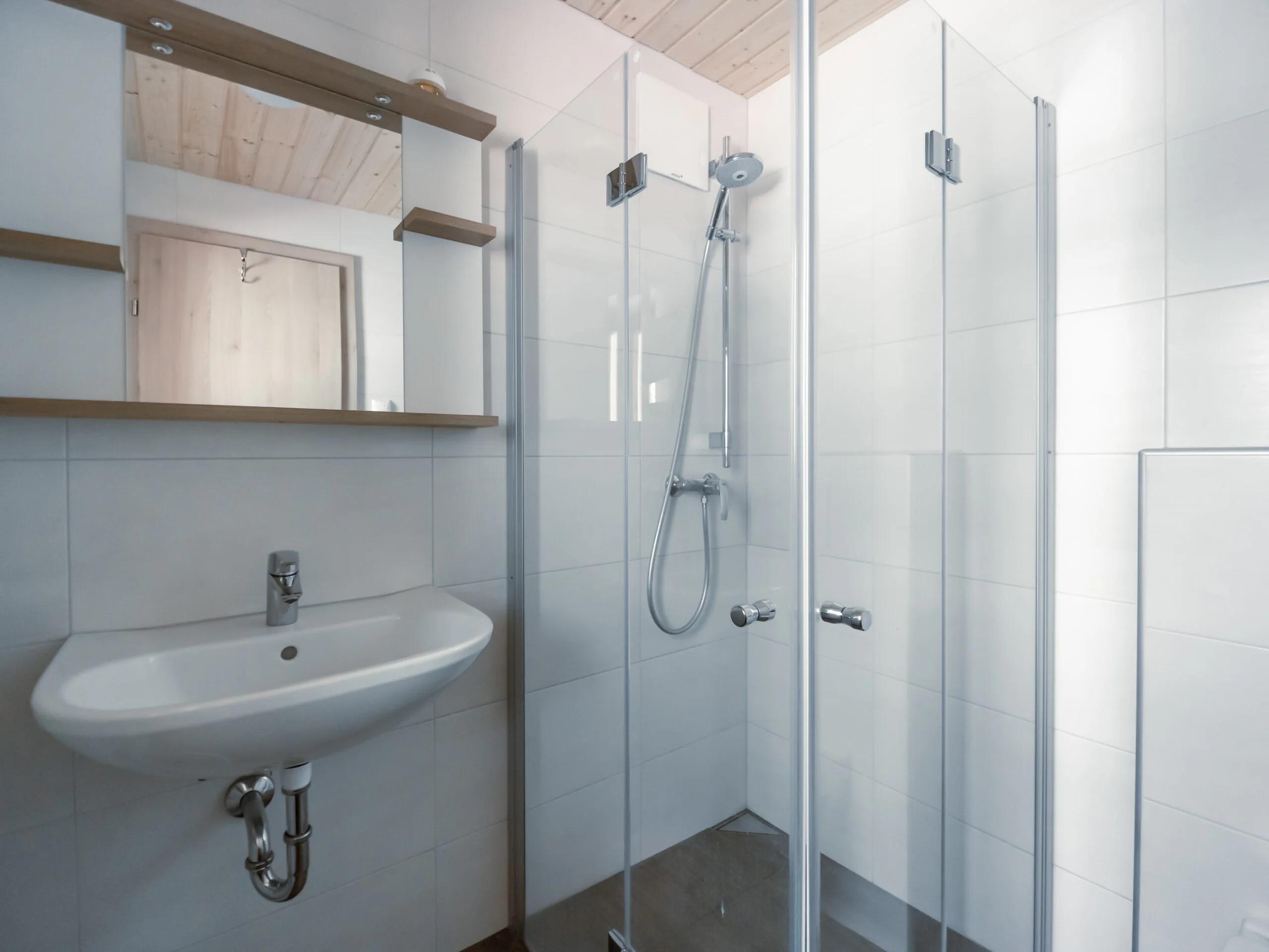 Badezimmer mit Dusche und WC im Obergeschoss