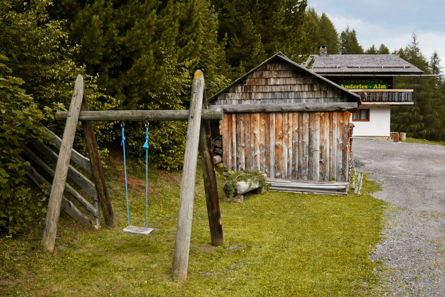 Vorderer Bereich des Gartens beim Ferienhaus Anderles-Alm