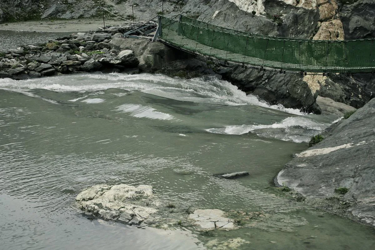 Abfluss mit Hängebrücke vom Sandersee