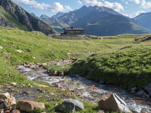 Ferienhaus Römerhütte mit dem Bach in der Nähe